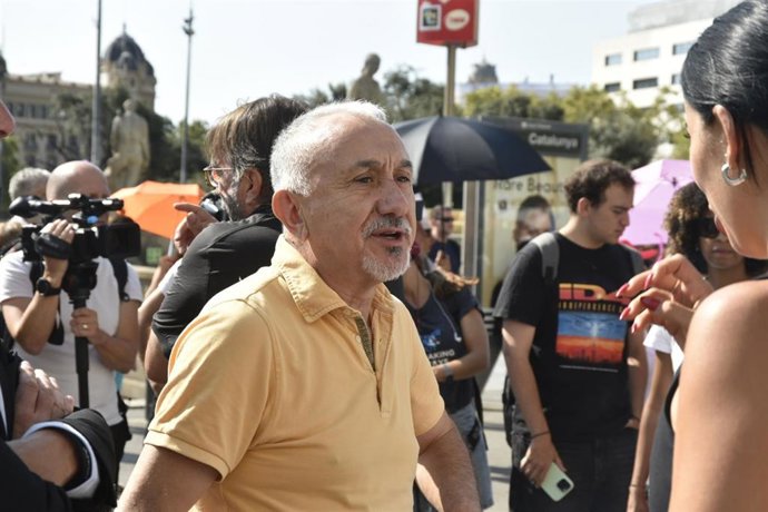 El secretario general de UGT, Pepe Álvarez, durante una concentración del sector de la hostelería para pedir mejoras en el convenio, a 21 de agosto de 2025, en Barcelona, Cataluña (España). 
