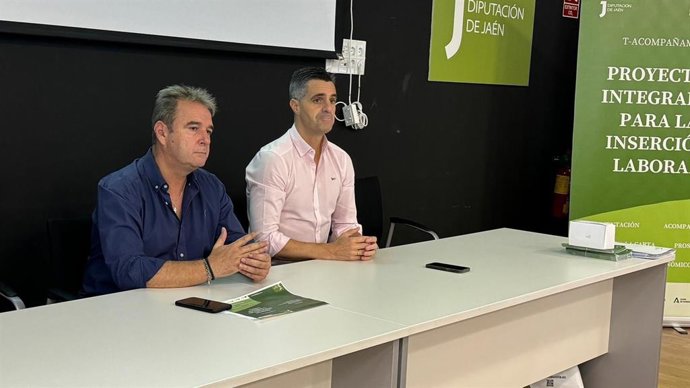 El diputado de Empleo y Empresa, Luis Miguel Carmona (d), en una jornada sobre el programa.