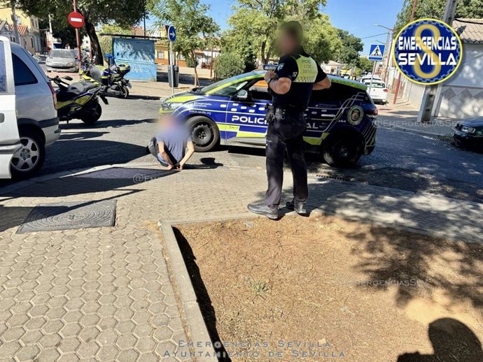Dos detenidos en Cerro Amate tras sustraer 80 litros de combustible y circular en un coche robado.