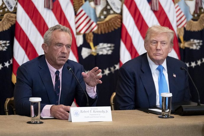 Archivo - July 30, 2025, Washington, Dc, United States: Health and Human Services Secretary Robert Kennedy Jr., left, delivers remarks as U.S President Donald Trump, right, looks on during a "Making Health Technology Great Again" event at the East Room of