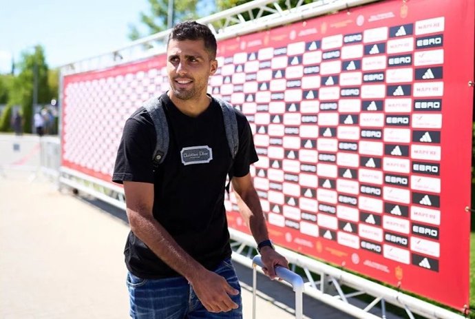 O meio-campista espanhol Rodri Hernández chega a um campo de treinamento da seleção espanhola.