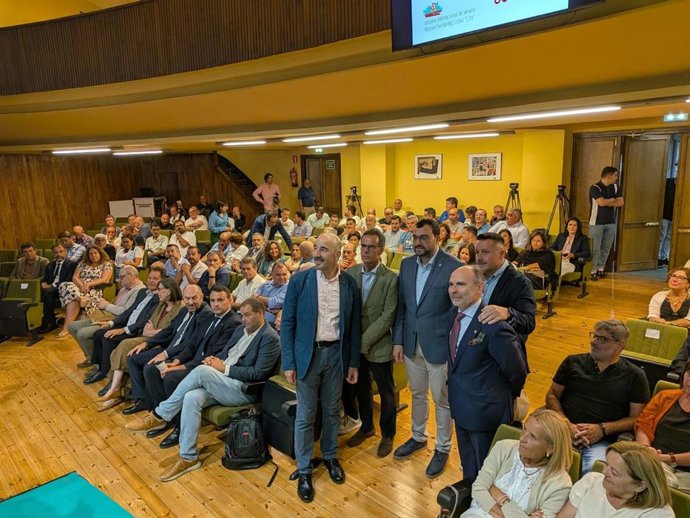 Fernando Luján de Frías, el primero de pie a la izquierda