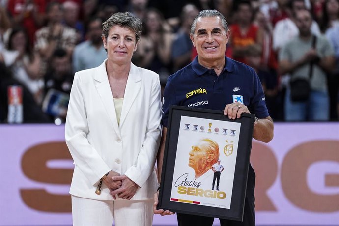 Sergio Scariolo, head coach of Spain receives tribute at the end of the game alongside Elisa Aguilar, president of the FEB during City of Madrid Tournament, basketball match played between Spain and Germany at Madrid Arena on August 21, 2025 in Madrid, Sp