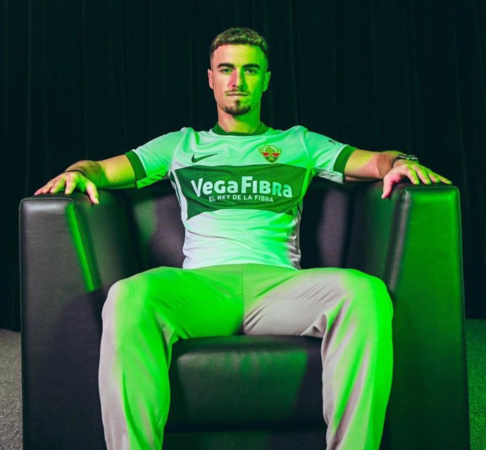 El lateral Adriá Pedrosa jugará cedido en el Elche CF en esta temporada 2025-26 procedente del Sevilla.