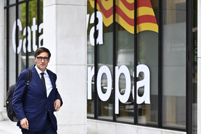 El presidente de la Generalitat, Salvador Illa, a su llegada a una reunión con el presidente de Junts per Catalunya, Carles Puigdemont, a 2 de agosto de 2025, en Bruselas (Bélgica).