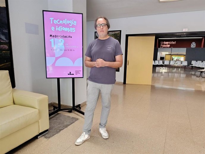 José Manuel Higueras en la sede central de la Universidad Popular Municipal de Jaén.