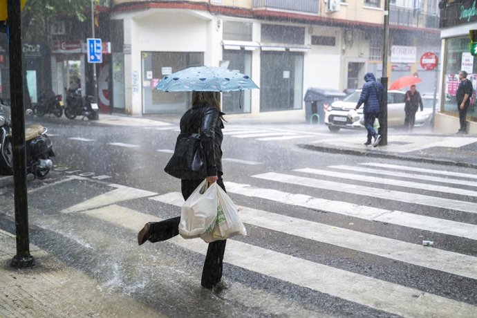 Archivo - Arxiu- Diverses persones caminen baix la pluja, a 21 de setembre del 2024, a Saragossa, Aragó (Espanya). 