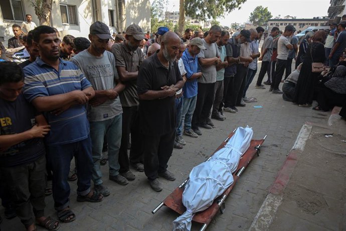 Un cadáver de un palestino muerto en la ofensiva militar israelí en la Franja de Gaza
