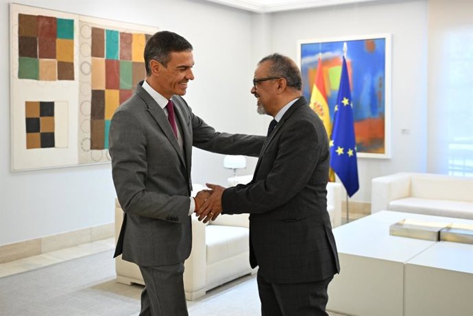 El presidente del Gobierno, Pedro Sánchez, con el director general de la Organización Mundial de la Salud (OMS), el doctor Tedros Adhanom Ghebreyesus.