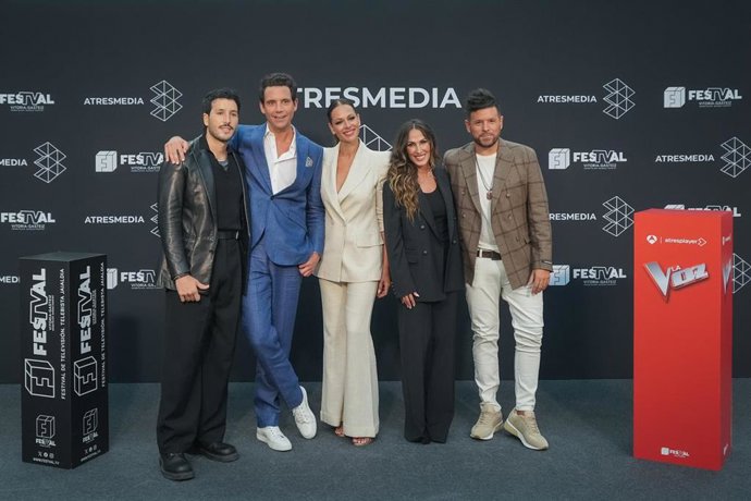 (I-D) Los cantantes Sebastián Yatra y Mika; la presentadora Eva González, y los cantantes Malú y Pablo López posan en la XVII edición del FesTVal de Vitoria, en el Palacio de Congresos Europa, a 1 de septiembre de 2025, en Vitoria-Gastéiz, Álava, País Vas