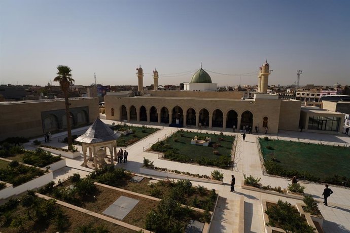 01 de setembro de 2025, Iraque, Nineveh: O icônico minarete inclinado da Grande Mesquita de Al-Nuri, conhecida como Al-Hadba, é restaurado antes da visita do primeiro-ministro iraquiano Mohammed Shia al-Sudani para reabrir o histórico complexo do século X