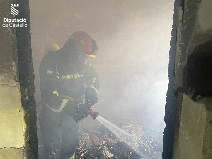 Bomber treballant en l'extinció de l'incendi