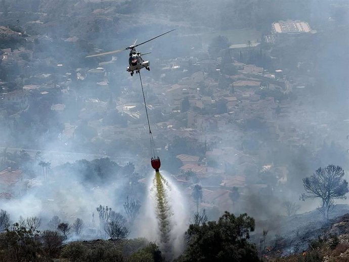 Vista de las tareas de extinción de un incendio forestal que este lunes 1 de septiembre ha afectado a la zona de Santángelo Oeste en la ciudad malagueña de Benalmádena.