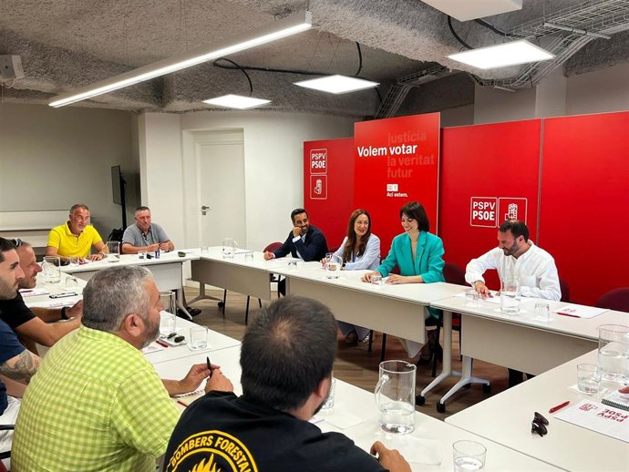 La secretaria general del PSPV y ministra de Ciencia, Innovación y Universidades, Diana Morant, mantiene una reunión con representantes del comité de empresa de la SGISE para conocer la situación de los bomberos forestales de la Generalitat