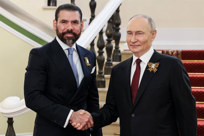 Archivo - RÚSSIA, MOSCOU - 9 de maio de 2025: O presidente da Rússia, Vladimir Putin (dir.), e o representante especial do presidente da Nicarágua para a cooperação com a Rússia, Laureano Ortega Murillo, apertam as mãos durante uma reunião no Kremlin de M