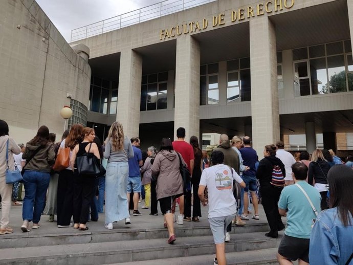 Opositores a auxiliar administrativo acceden a una prueba selectiva en Zaragoza.