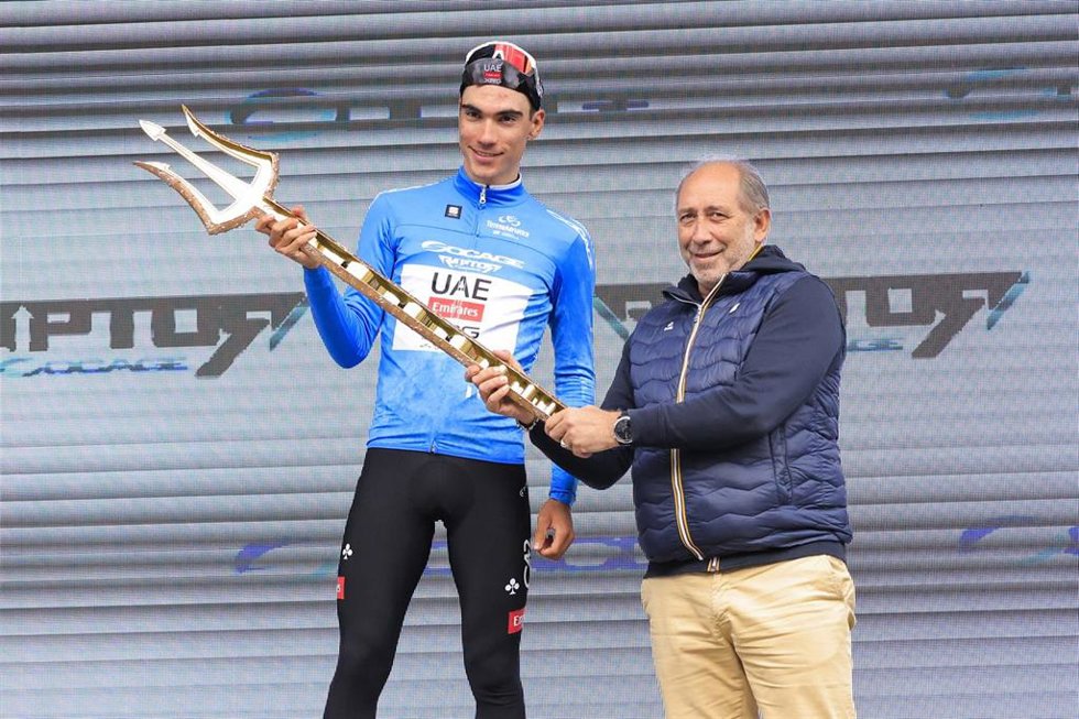 Archivo - El ciclista español Juan Ayuso con el tridente de ganador de la Tirreno-Adriático 2025