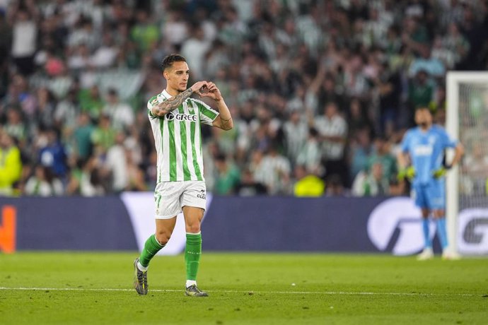 Archivo - Antony Matheus dos Santos, do Real Betis, comemora um gol durante a partida de futebol do campeonato espanhol, LaLiga EA Sports, disputada entre Real Betis e Valencia CF no estádio Benito Villamarin, em 23 de maio de 2025, em Sevilha, Espanha.
