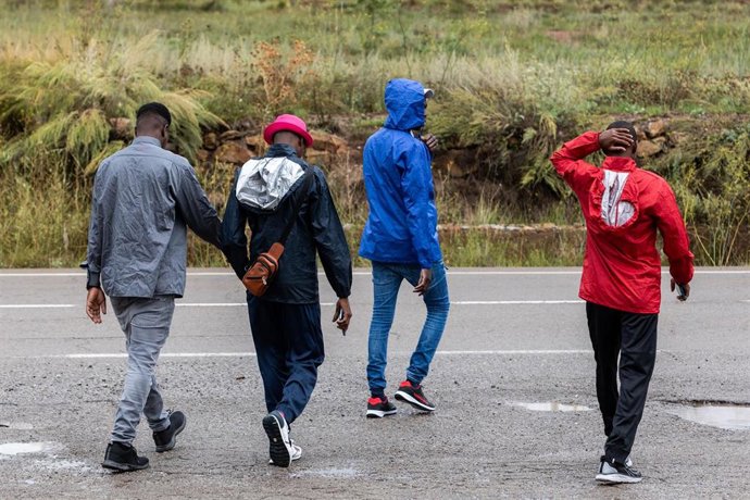 Archivo - Varios migrantes con asilo pasean por las calles de Mora de Rubiales, a 4 de septiembre de 2024, en Mora de Rubielos, Teruel, Aragón (España) .