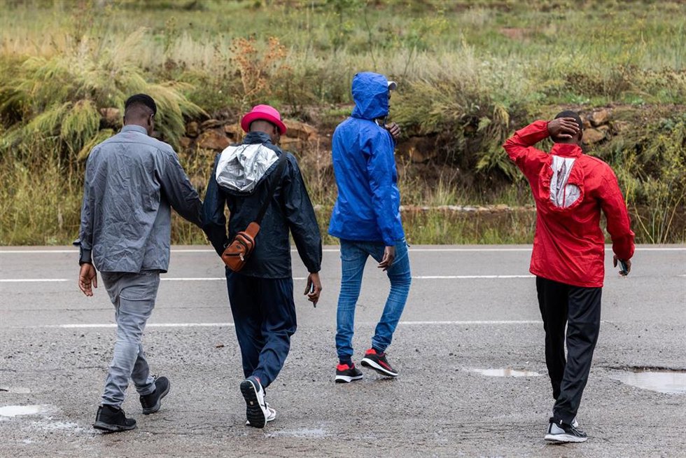 Archivo - Varios migrantes con asilo pasean por las calles de Mora de Rubiales, a 4 de septiembre de 2024, en Mora de Rubielos, Teruel, Aragón (España) .
