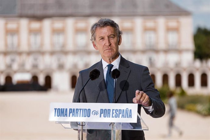 El presidente del Partido Popular, Alberto Núñez Feijóo, durante una rueda de prensa, posterior a la reunión del Comité de Dirección del PP, en el Hotel NH Collection Palacio de Aranjuez, a 1 de septiembre de 2025, en Aranjuez, Madrid (España). Durante la