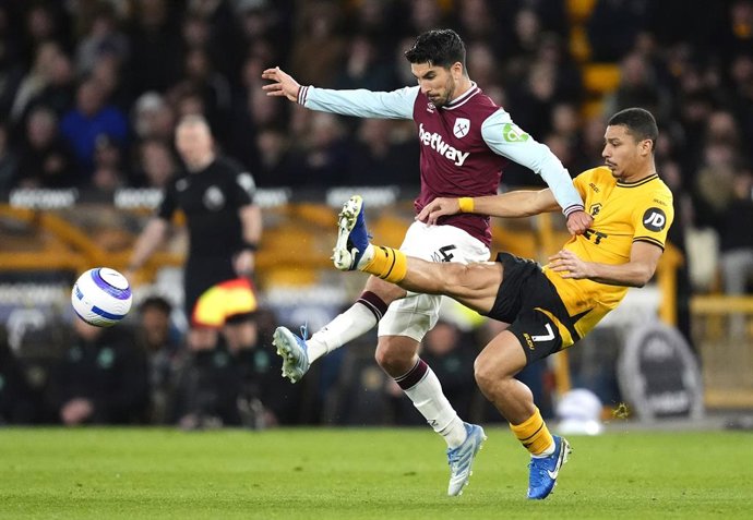 Archivo - 01 April 2025, United Kingdom, Wolverhampton: West Ham United's Carlos Soler (L) and Wolverhampton Wanderers' Andre battle for the ball during the English Premier League soccer match between Wolverhampton Wanderers and West Ham United at Molineu