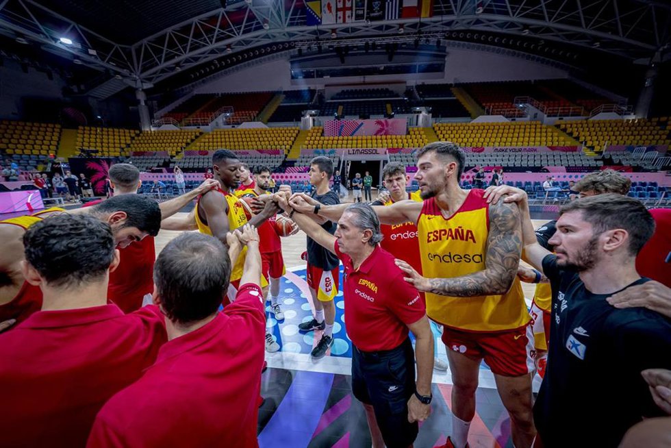 Piña de la selección española tras un entrenamiento en el Eurobasket 2025