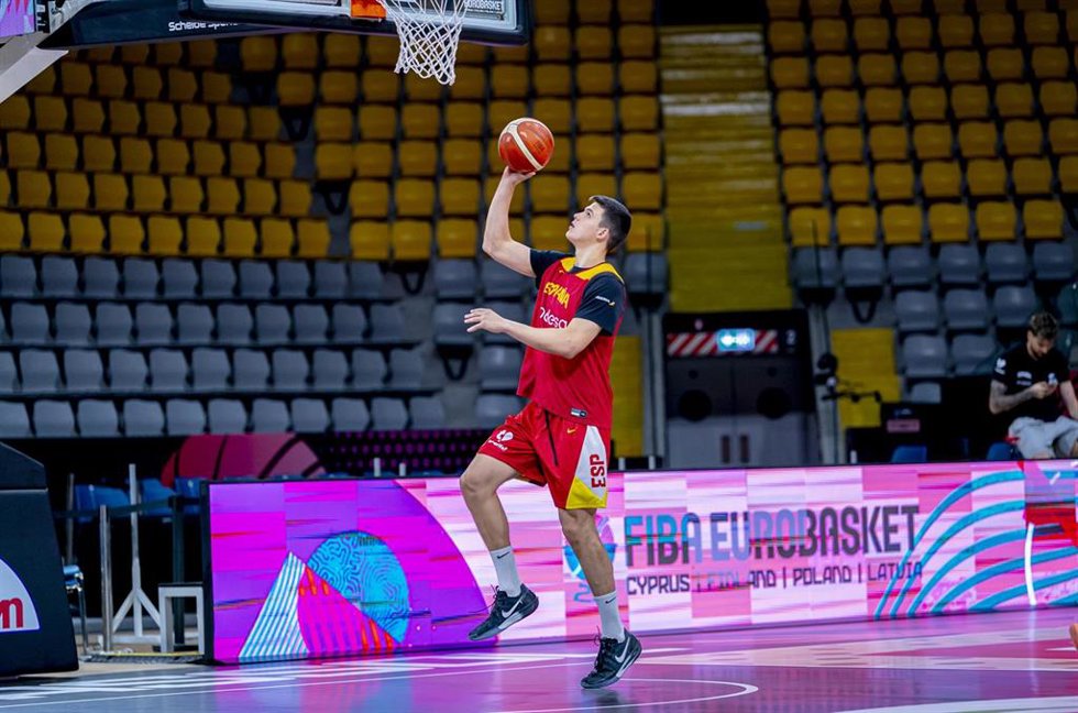 Jaima Pradilla lanza a canasta durante un entrenamiento de la selección española en el Eurobasket 2025