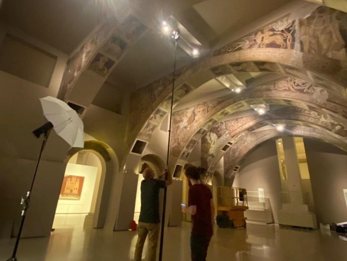 Archivo - Técnicos del Gobierno de Aragó trabajando en las pinturas murales de Sijena, en el MNAC