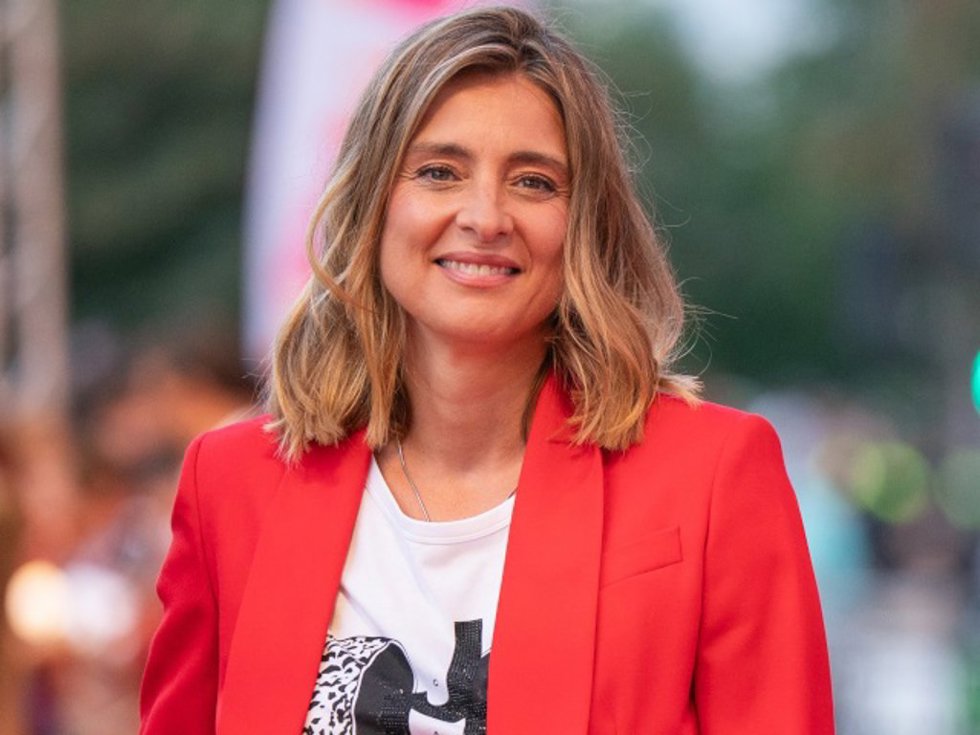 Archivo - La presentadora Sandra Barneda, posa en la alfombra naranja de la XVII edición del FesTVal de Vitoria, en el Palacio de Congresos Europa, a 1 de septiembre de 2025, en Vitoria-Gastéiz, Álava.