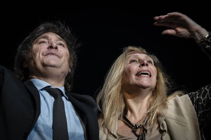 Archivo - Arquivo - 18 de outubro de 2023, Buenos Aires, Argentina: Javier Milei com sua irmã Karina 'El jefe (O chefe)'' Milei vista durante a cerimônia de encerramento da campanha. Javier Milei na cerimônia de encerramento de sua campanha, pouco antes d
