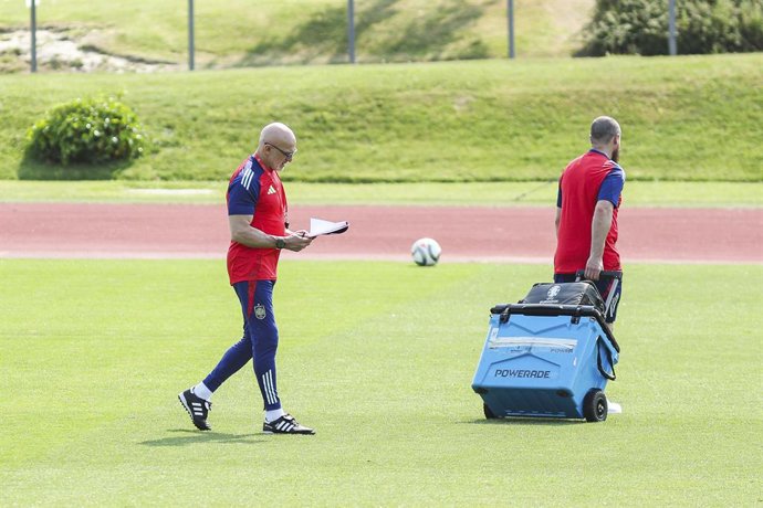 Archivo - Luis de la Fuente of Spain looks on during a training session prior to the Spanish national soccer team's UEFA Nations League match at Ciudad del Futbol on June 04, 2025, in Las Rozas, Madrid, Spain.