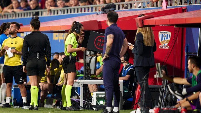 La colegiada Eugenia Gil Soriana revisa el Football Video Support durante el FC Barcelona-Alhama CF El Pozo de la Liga F Moeve 25-26