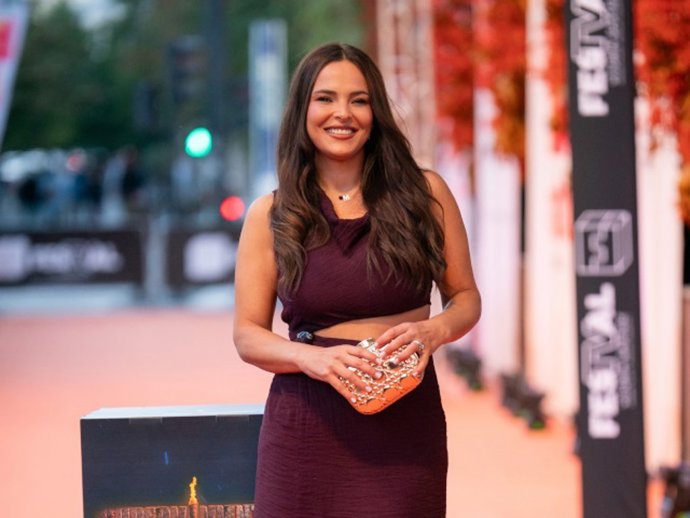 Marta Peñate posa en la alfombra naranja de la XVII edición del FesTVal de Vitoria, en el Palacio de Congresos Europa, a 1 de septiembre de 2025, en Vitoria-Gastéiz, Álava, País Vasco