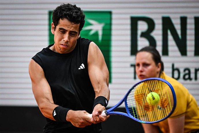 Archivo - El tenista español Jaume Munar golpea una bola durante un torneo