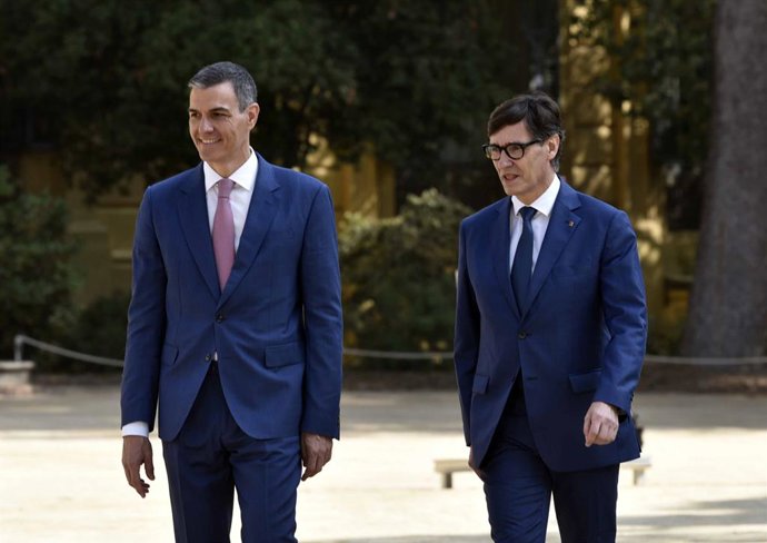 Archivo - El presidente del Gobierno, Pedro Sánchez (i), y el presidente de la Generalitat de Catalunya, Salvador Illa (d), ofrecen una declaración institucional durante la XXVIII Conferencia de Presidentes, en Palau de Pedralbes de Barcelona, a 6 de juni