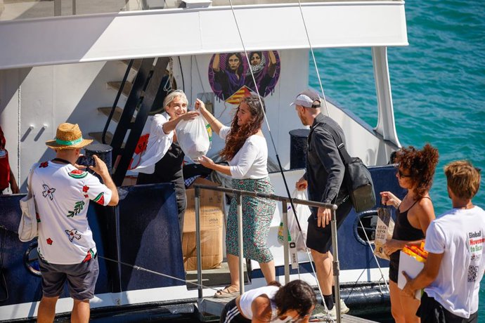 La exalcaldesa de Barcelona, Ada Colau, en una de las embarcaciones de la Global Sumud Flotilla