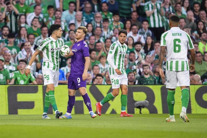 Archivo - Lucas Beltrán ante Marc Bartra en el Betis-Fiorentina de la Conference League 24-25