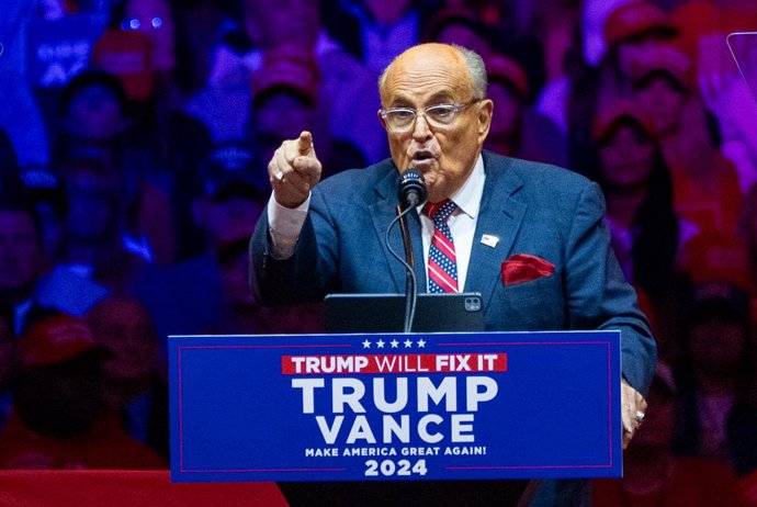 Archivo - Arquivo - 27 de outubro de 2024, Nova York, Estados Unidos: Rudy Giuliani fala em um comício em apoio a Donald Trump. O candidato republicano à presidência dos Estados Unidos, Donald Trump, realizou um comício no Madison Square Garden no momento