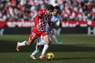 Archivo - Bryan Gil of Girona FC and Fran Beltran of RC Celta in action during the Spanish league, La Liga EA Sports, football match played between Girona FC and RC Celta at Estadio de Montilivi on March 01, 2025 in Girona, Spain.
