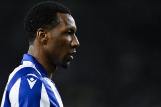 Archivo - Sheraldo Becker of Real Sociedad looks on during the Spanish league, LaLiga EA Sports, football match played between Real Betis and Real Sociedad at Benito Villamarin stadium on February 16, 2025, in Sevilla, Spain.