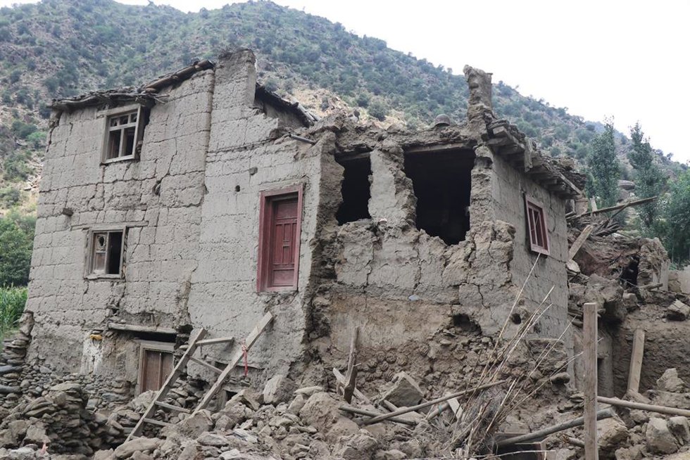 Vista de una vivienda en la provincia de Kunar, destruida a causa del terremoto que ha sacudido el este de Afganistán