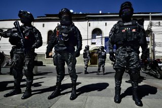 Archivo - Efectivos de la Policía de Bolivia en La Paz