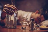Foto: Beber alcohol en la universidad no solo hace daño al consumidor: su entorno puede tener peores notas y salud mental