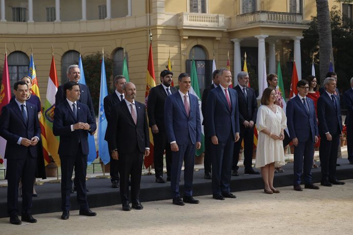 Archivo - Foto de familia de las autoridades asistentes a la XXVIII Conferencia de Presidentes, en Palau de Pedralbes de Barcelona, a 6 de junio de 2025, en Barcelona, Catalunya (España). Durante la conferencia se abordarán los 16 puntos de la agenda, amp