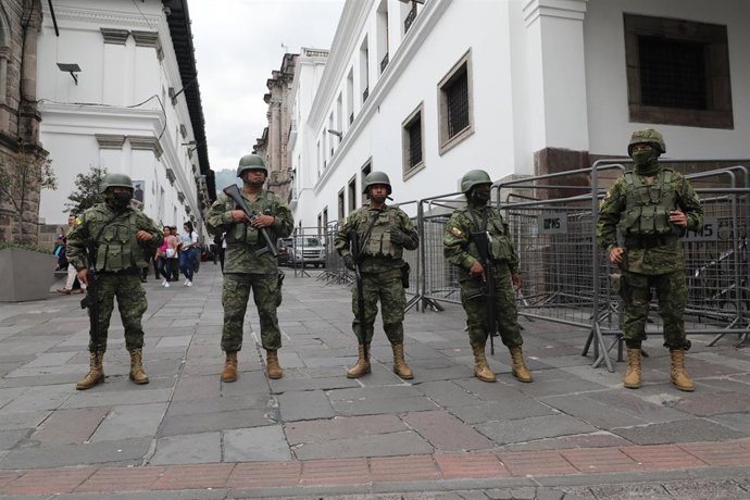 Archivo - Soldados ecuatorianos desplegados en una calle de la capital del país, Quito