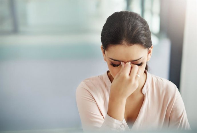 Archivo - Mujer con sinusitis.