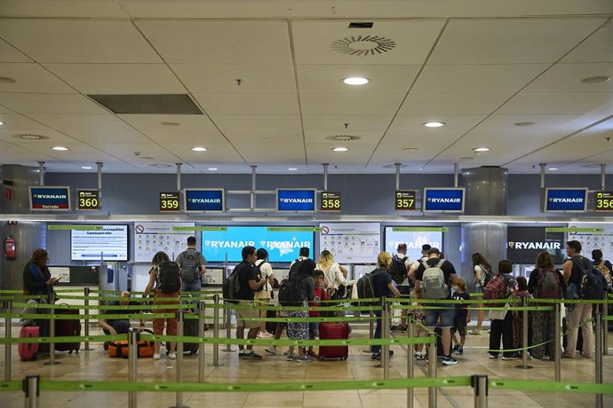 Un grupo de personas en un puesto de facturación de Ryanair en el Aeropuerto Adolfo Suárez Madrid-Barajas, a 23 de agosto de 2025, Madrid (España). UGT convocó una huelga en Azul Handling, la compañía de operaciones en tierra de Ryanair, desde el pasado 1