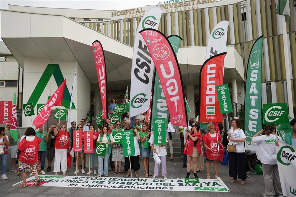 Archivo - Numerosas personas se concentran para reclamar al SAS respeto al pacto de bolsa de empleo. A 10 de julio de 2025, en Sevilla (Andalucía, España). Los sindicatos CCOO, Satse, CSIF y UGT han convocado una concentración ante las puertas del Hospi