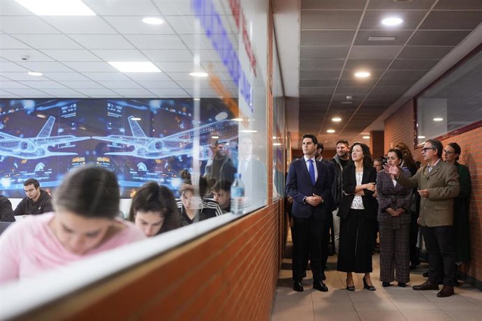 Archivo - El consejero de Educación, Ciencia y Universidades, Emilio Viciana, visita junto a la vicepresidenta de la Comisión Europea, Roxana Minzatu, el Centro Integrado de Formación Profesional (CIFP) Raúl Vázquez, en Madrid, el 8 de mayo de 2025.